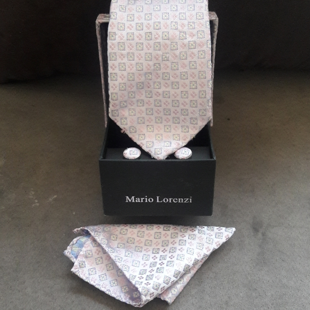 Tie, cufflinks and matching hankerchief